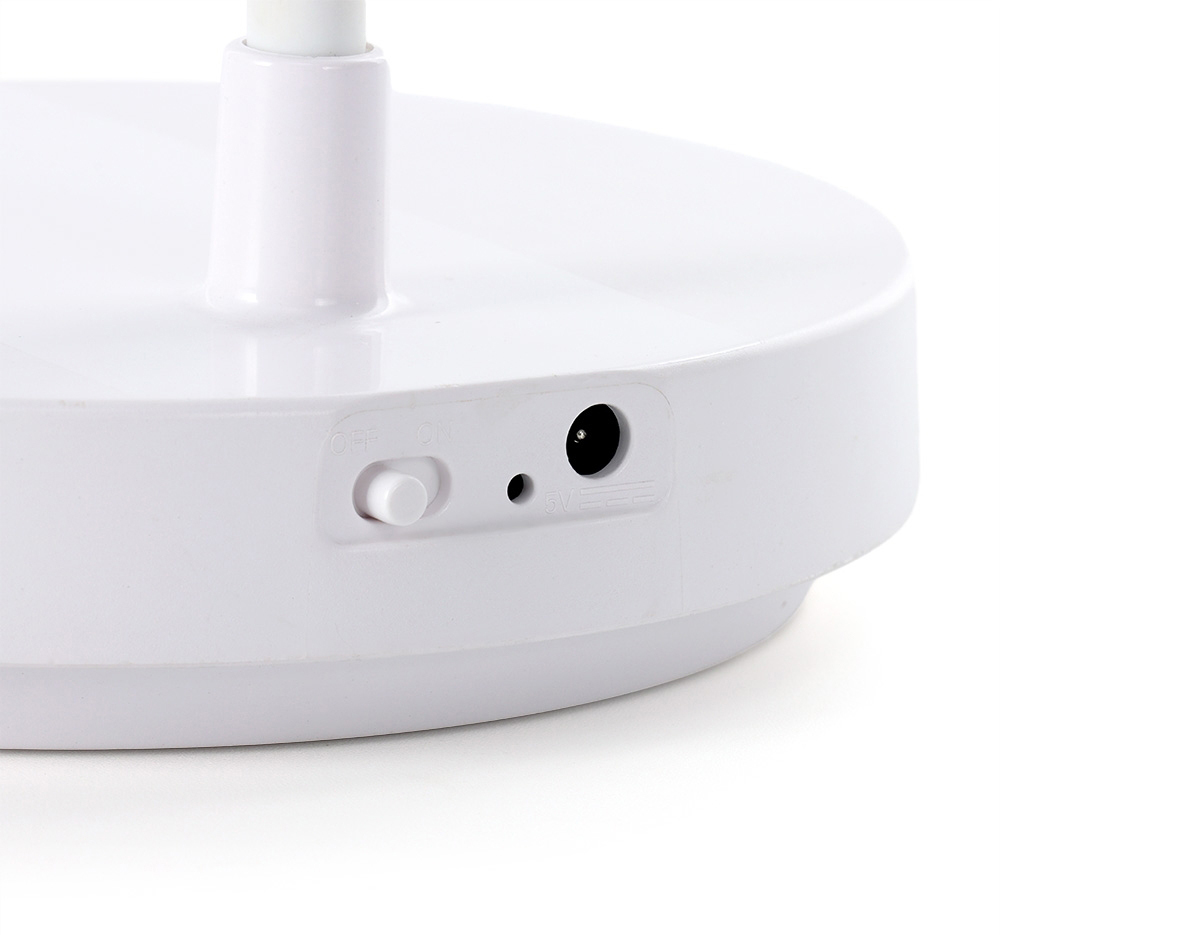 Luminária articulável em led recarregável e funcionamento touch, material plástico. Contém três estágios de iluminação com regulagem de intensidade touch: luz fria (branca), luz quente (amarela) e luz mista (branca e amarela). Base com botão para ligar e desligar. Acompanha uma bateria de lítio e cabo USB para carregamento.Aberto 40 cm
