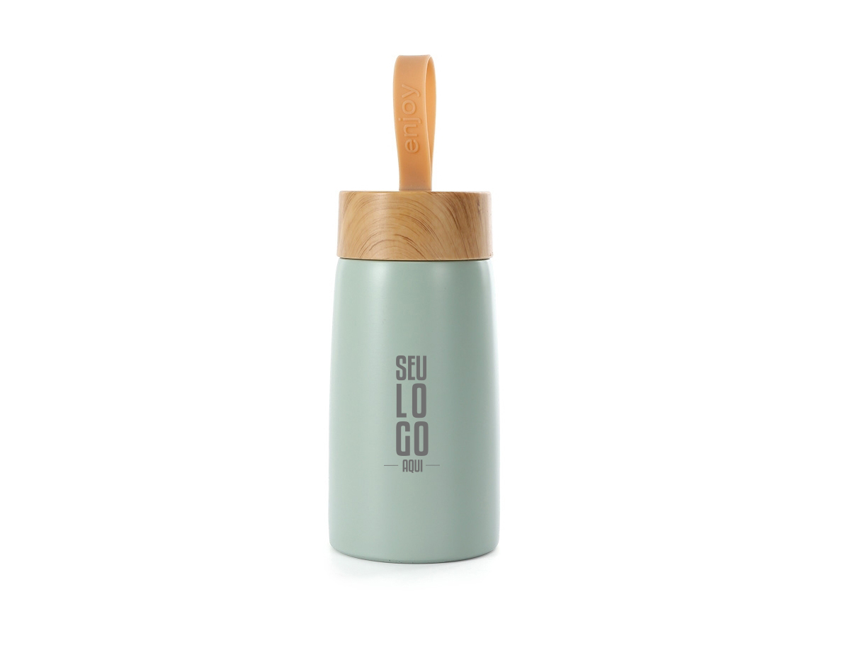 Garrafa inox 304 com parede dupla, capacidade de 250ml. Contém tampa plástica com design de bambu e alça de silicone para transporte.