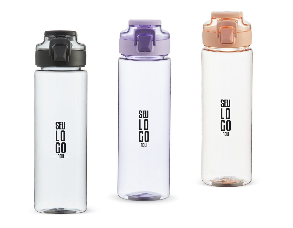 Squeeze plástico com capacidade de 700ml, possui tampa rosqueável com botão de acionamento, trava de segurança e alça para transporte.