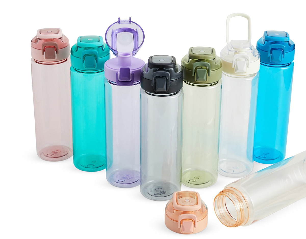 Squeeze plástico com capacidade de 700ml, possui tampa rosqueável com botão de acionamento, trava de segurança e alça para transporte.