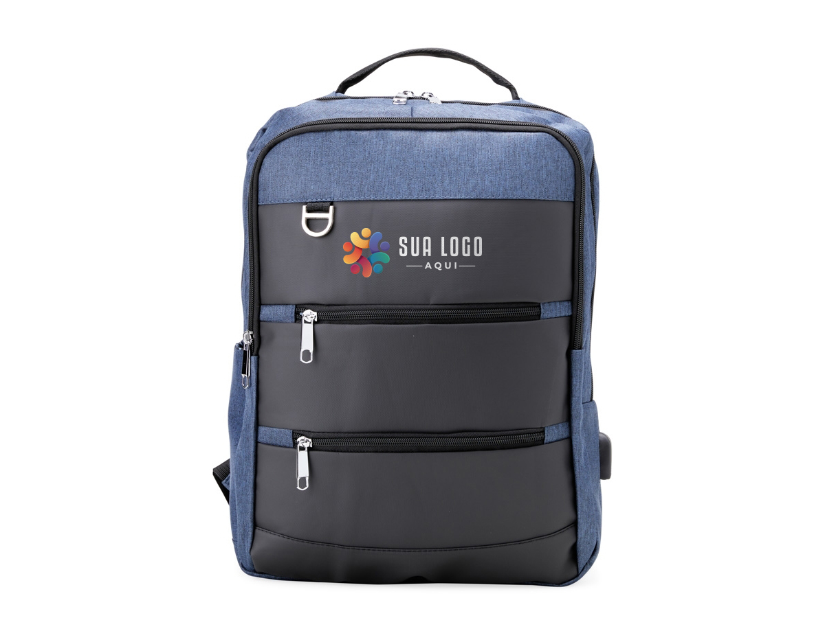 Mochila de nylon 26 Litros com detalhes em couro sintético e quatro compartimentos, sendo o principal com bolso para notebook 15,6. Com divisórias internas para acessórios, a mochila possui bolso lateral, suporte externo USB e alça para engate em malas de viagem.