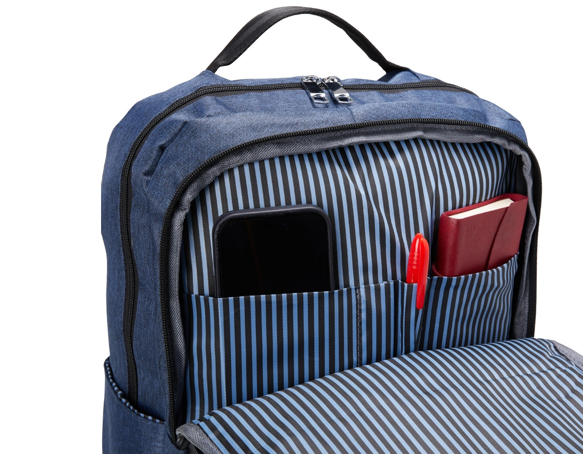 Mochila de nylon 26 Litros com detalhes em couro sintético e quatro compartimentos, sendo o principal com bolso para notebook 15,6. Com divisórias internas para acessórios, a mochila possui bolso lateral, suporte externo USB e alça para engate em malas de viagem.