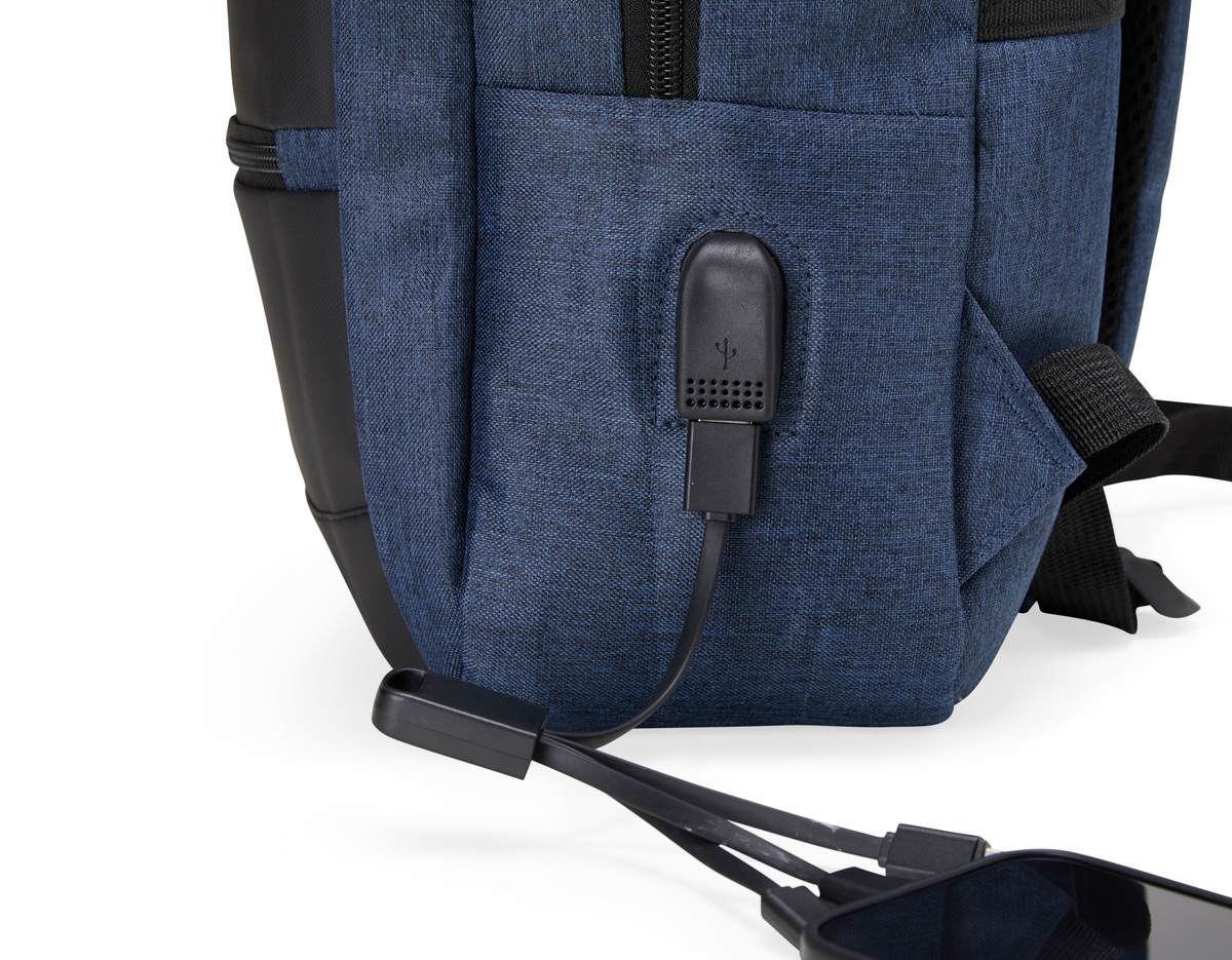 Mochila de nylon 26 Litros com detalhes em couro sintético e quatro compartimentos, sendo o principal com bolso para notebook 15,6. Com divisórias internas para acessórios, a mochila possui bolso lateral, suporte externo USB e alça para engate em malas de viagem.