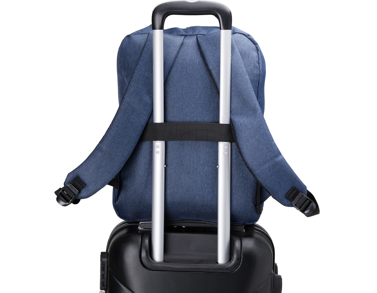 Mochila de nylon 26 Litros com detalhes em couro sintético e quatro compartimentos, sendo o principal com bolso para notebook 15,6. Com divisórias internas para acessórios, a mochila possui bolso lateral, suporte externo USB e alça para engate em malas de viagem.