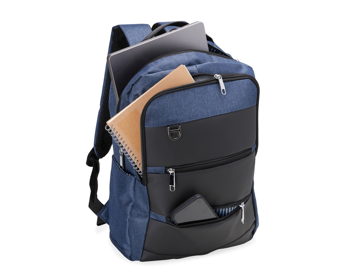 Mochila de nylon 26 Litros com detalhes em couro sintético e quatro compartimentos, sendo o principal com bolso para notebook 15,6. Com divisórias internas para acessórios, a mochila possui bolso lateral, suporte externo USB e alça para engate em malas de viagem.