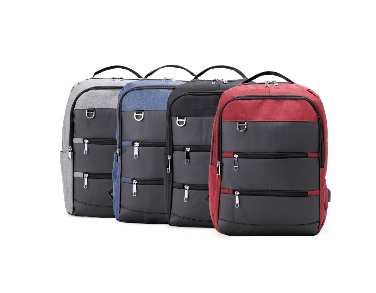Mochila de nylon 26 Litros com detalhes em couro sintético e quatro compartimentos, sendo o principal com bolso para notebook 15,6. Com divisórias internas para acessórios, a mochila possui bolso lateral, suporte externo USB e alça para engate em malas de viagem.