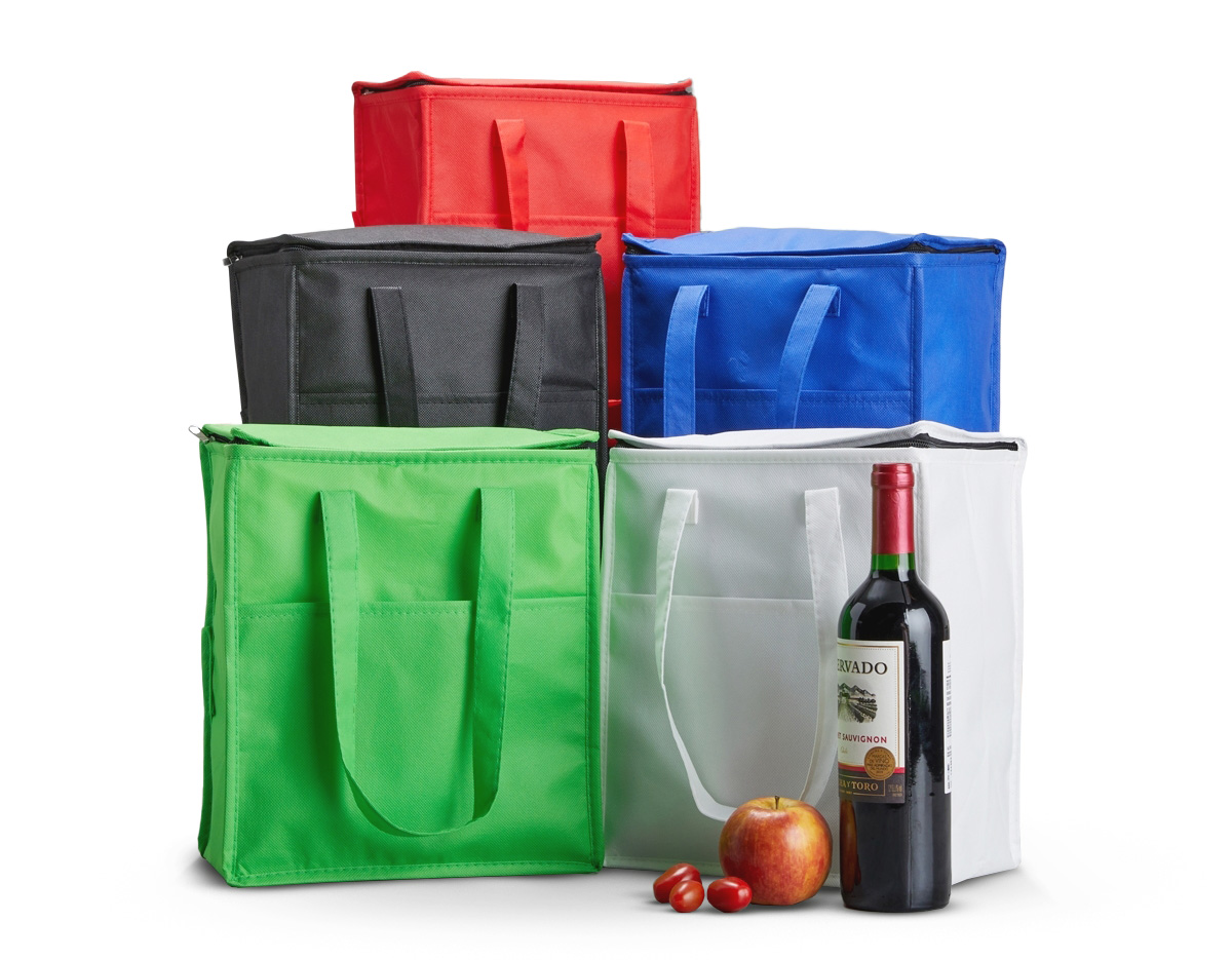 Bolsa térmica em TNT 9 litros com bolso frontal.