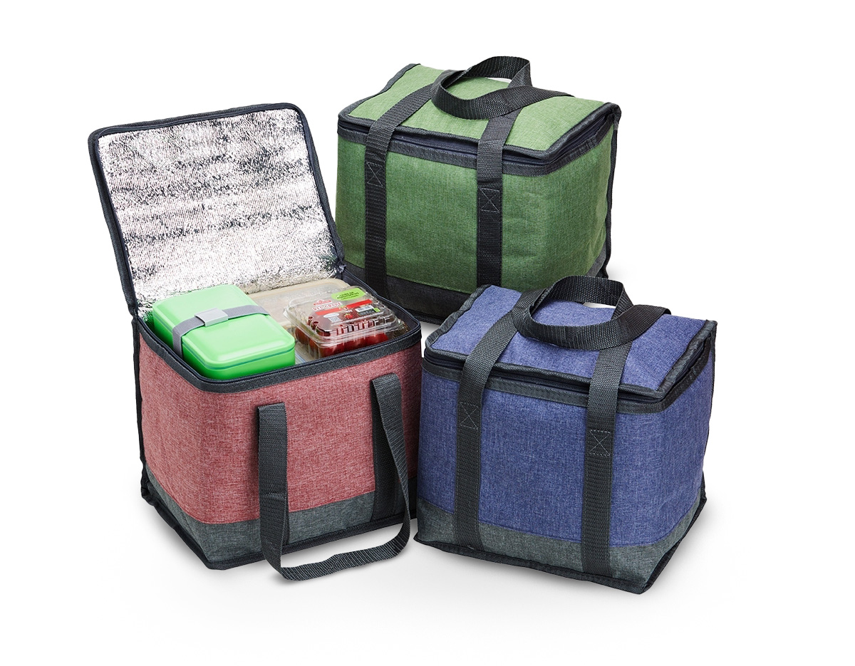 Bolsa térmica de poliéster com capacidade de 12 Litros. Contém alça de mão em nylon.
