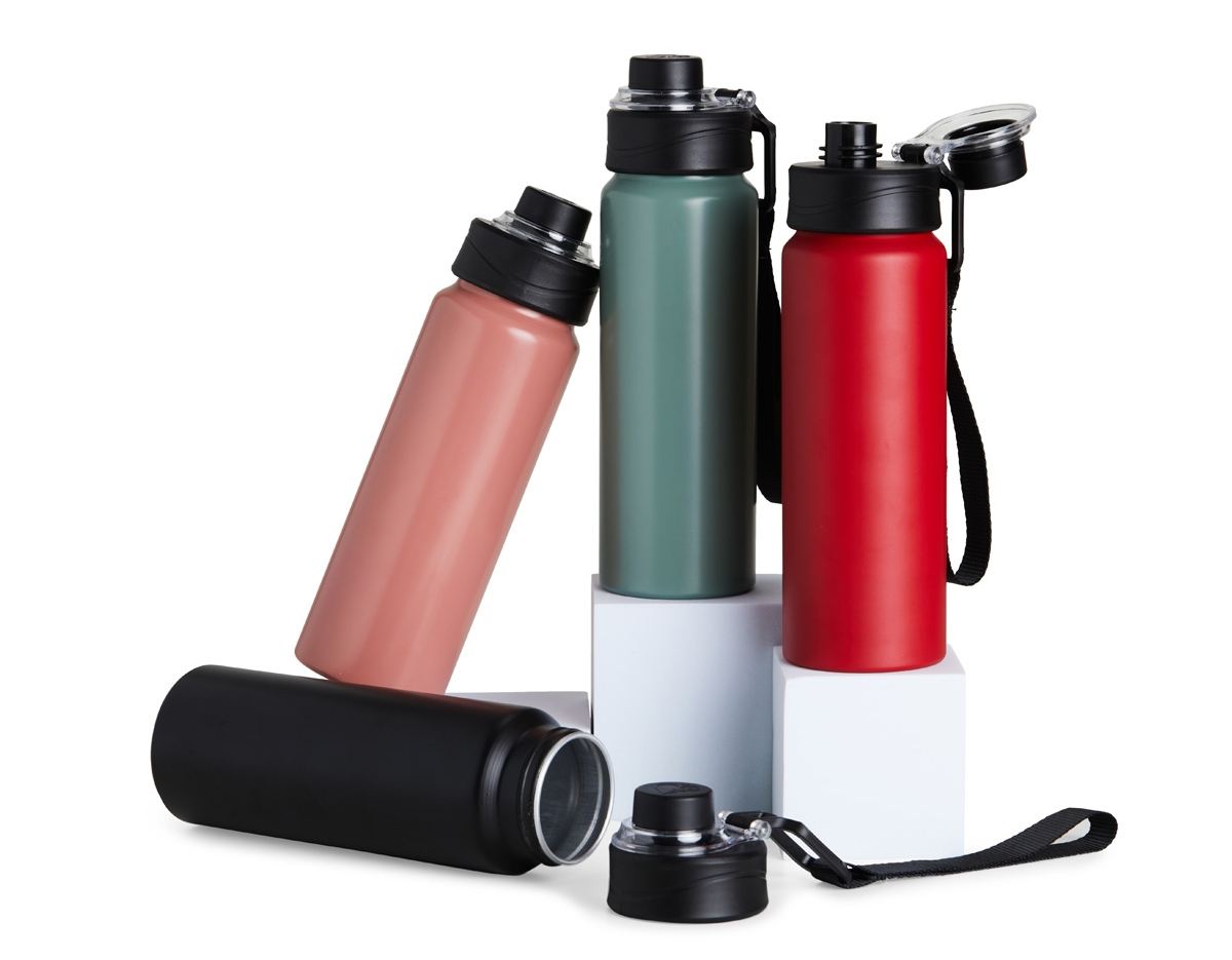 Squeeze Alumínio 800ml, possui tampa rosqueável com proteção para bocal plástica e alças de nylon e plástica.