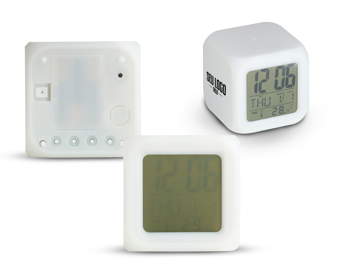 Relógio digital em material plástico com visor LCD que exibe horas, dias da semana, data e temperatura ambiente. Conta com alarme com 9 toques diferentes e função soneca. O LED colorido é ativado por botão e alterna luzes suaves por até 15 segundos, proporcionando um ambiente relaxante. Alimentado por 3 pilhas AAA.
OBS: PILHAS NÃO INCLUSAS