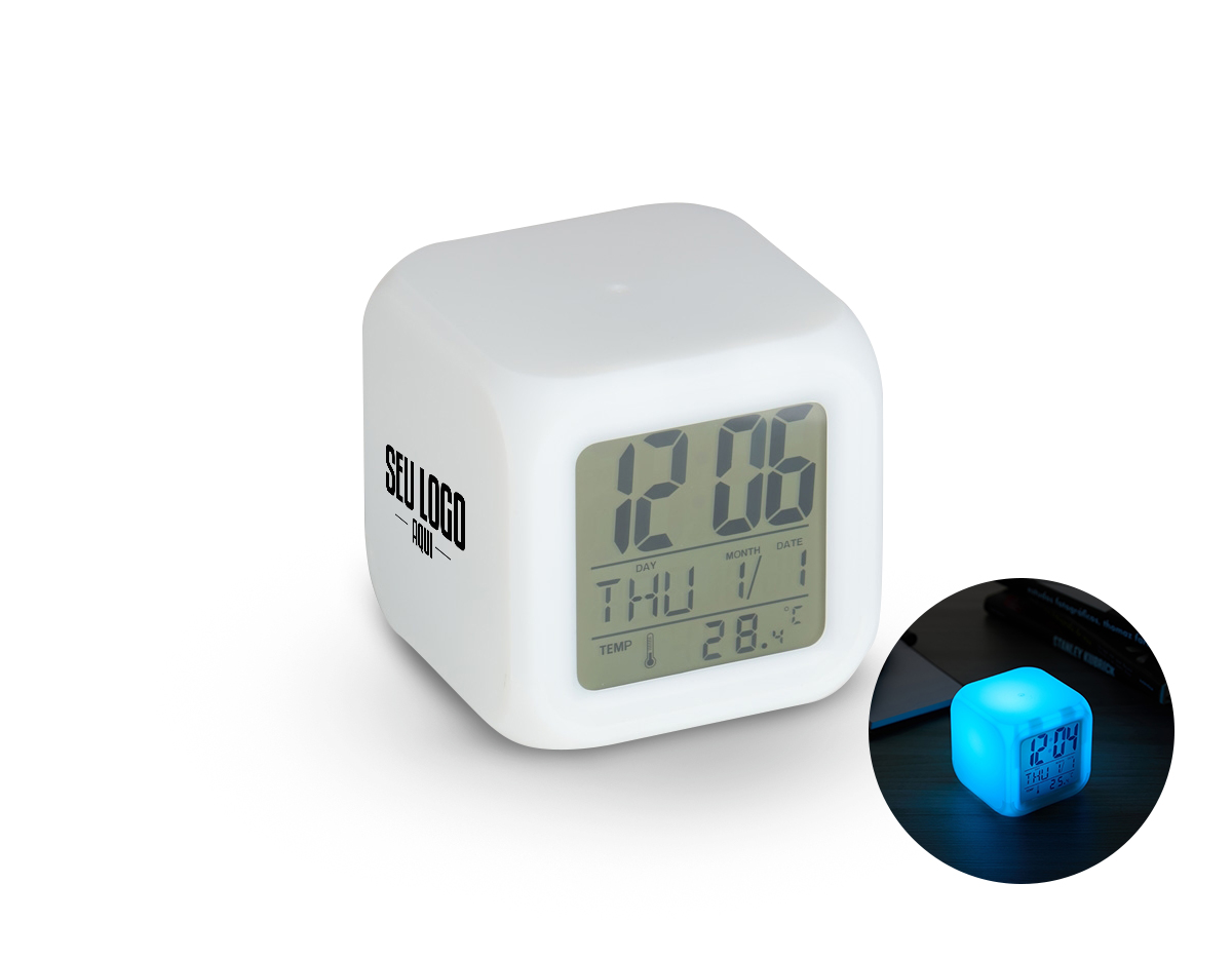 Relógio digital em material plástico com visor LCD que exibe horas, dias da semana, data e temperatura ambiente. Conta com alarme com 9 toques diferentes e função soneca. O LED colorido é ativado por botão e alterna luzes suaves por até 15 segundos, proporcionando um ambiente relaxante. Alimentado por 3 pilhas AAA.
OBS: PILHAS NÃO INCLUSAS