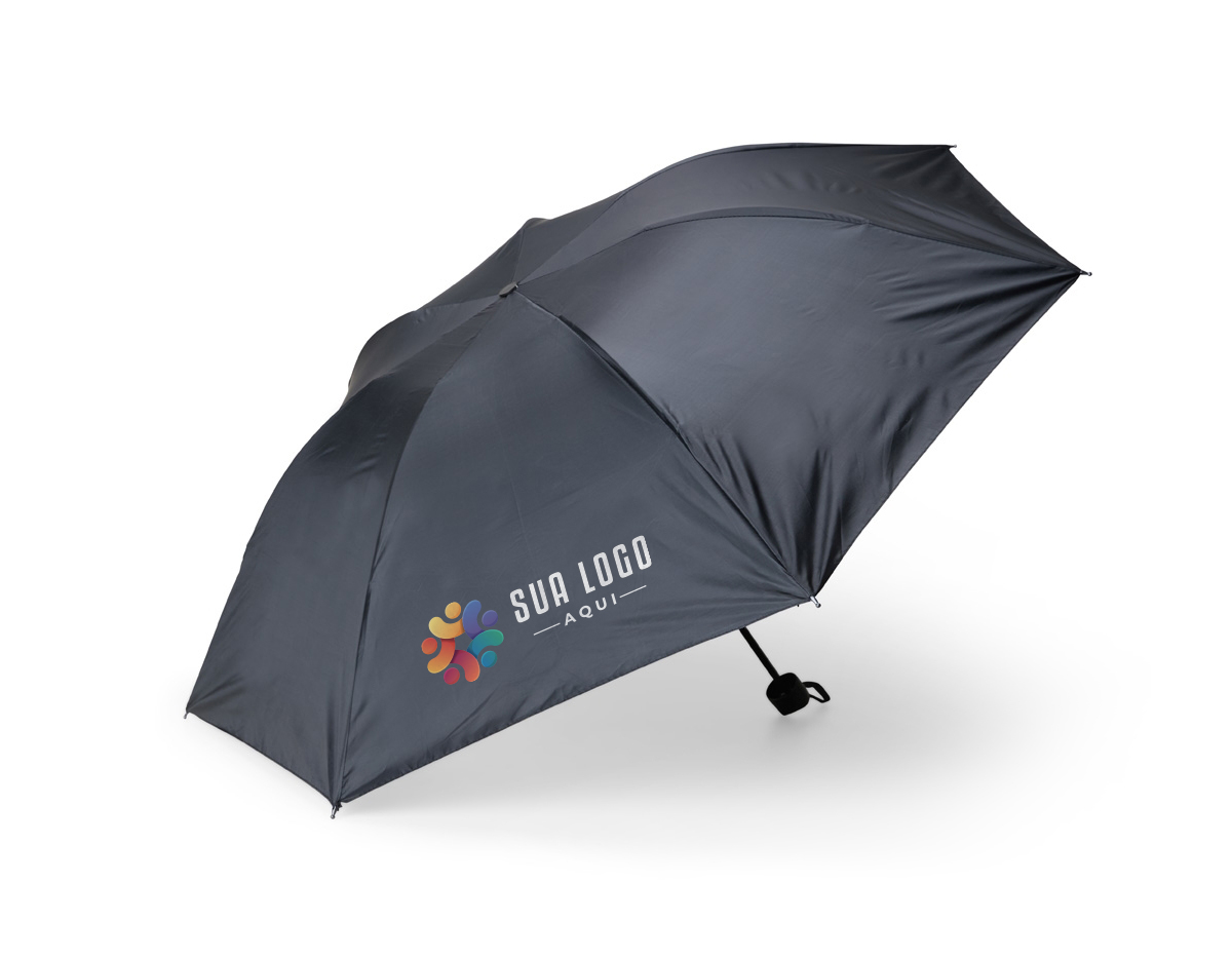 Guarda chuva manual de tecido em nylon com parte interna em vinil. Possui 7 varetas e estrutura em aço, pegador, botão de abertura e alça de nylon. Acompanha capa protetora.