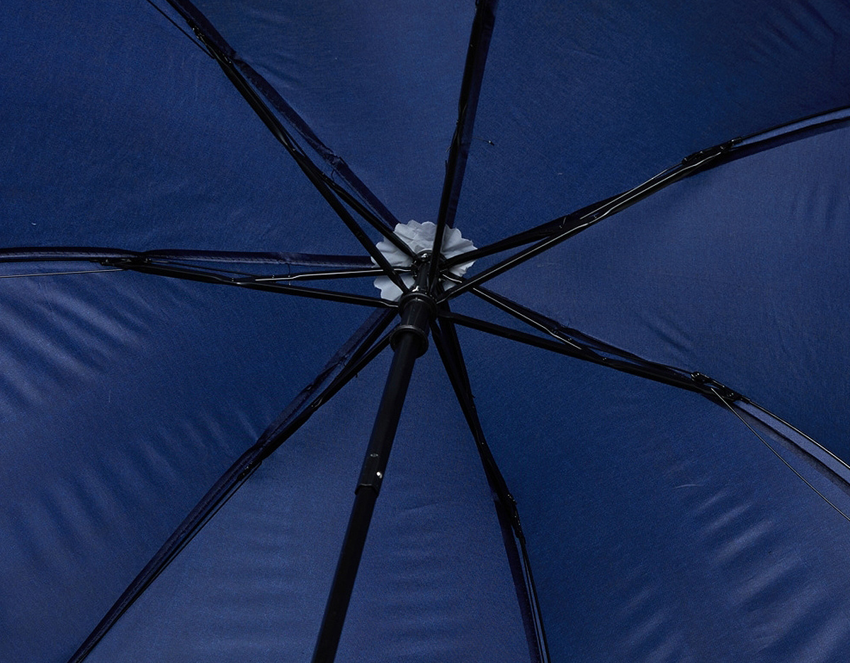 Guarda chuva manual de tecido em nylon com parte interna em vinil. Possui 7 varetas e estrutura em aço, pegador, botão de abertura e alça de nylon. Acompanha capa protetora.