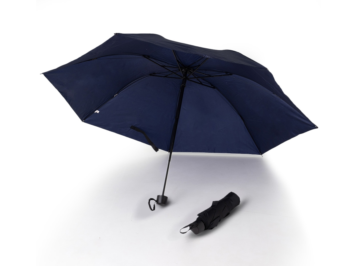 Guarda chuva manual de tecido em nylon com parte interna em vinil. Possui 7 varetas e estrutura em aço, pegador, botão de abertura e alça de nylon. Acompanha capa protetora.