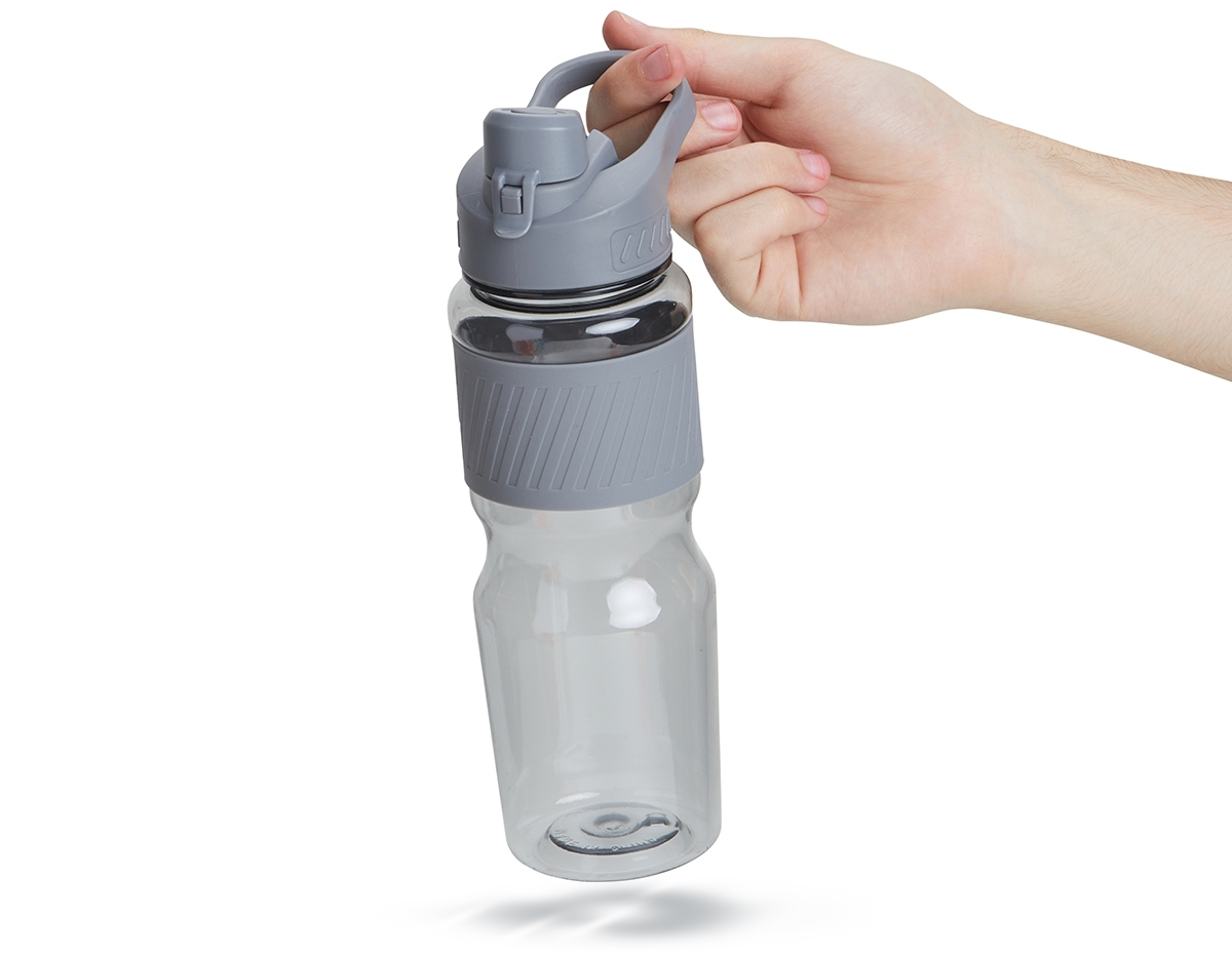 Squeeze plástico 730ml com luva emborrachada e alça para transporte. Inclui tampa de proteção com trava para o bocal, garantindo praticidade e segurança em qualquer aventura.