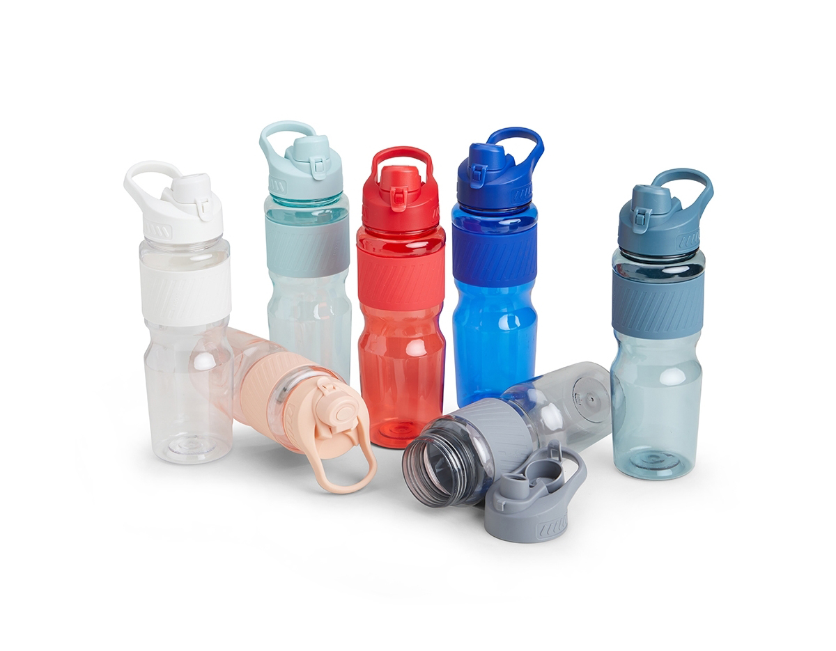 Squeeze plástico 730ml com luva emborrachada e alça para transporte. Inclui tampa de proteção com trava para o bocal, garantindo praticidade e segurança em qualquer aventura.