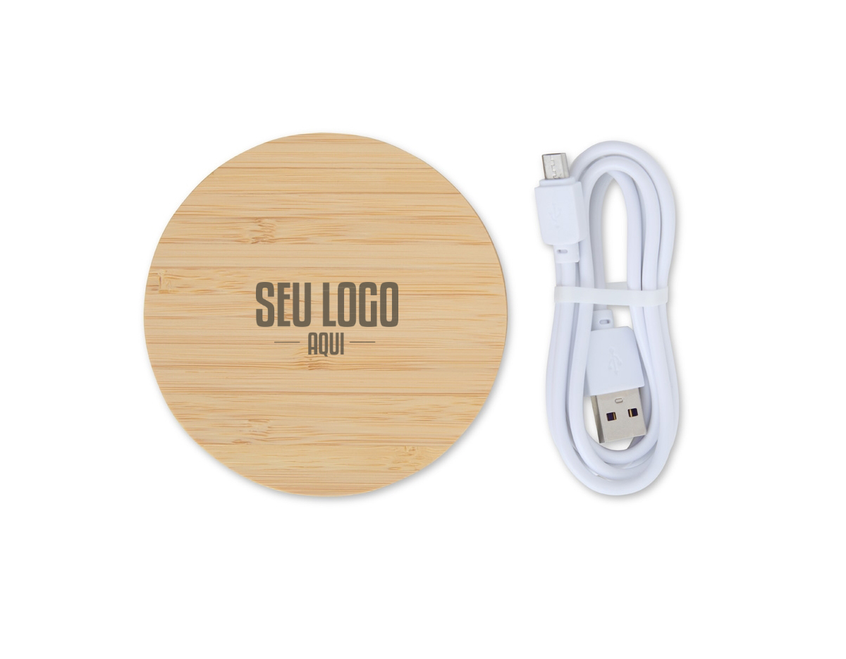Carregador via indução formato disco com indicador de funcionamento em led, feito em Bambu. Compatível com smartphones com tecnologia por indução. Acompanha cabo USB. OBS.: O CARREGADOR APENAS TRANSFERE CARGA, ELE NÃO POSSUI BATERIA PARA ARMAZENAMENTO (NÃO É UM POWER BANK).