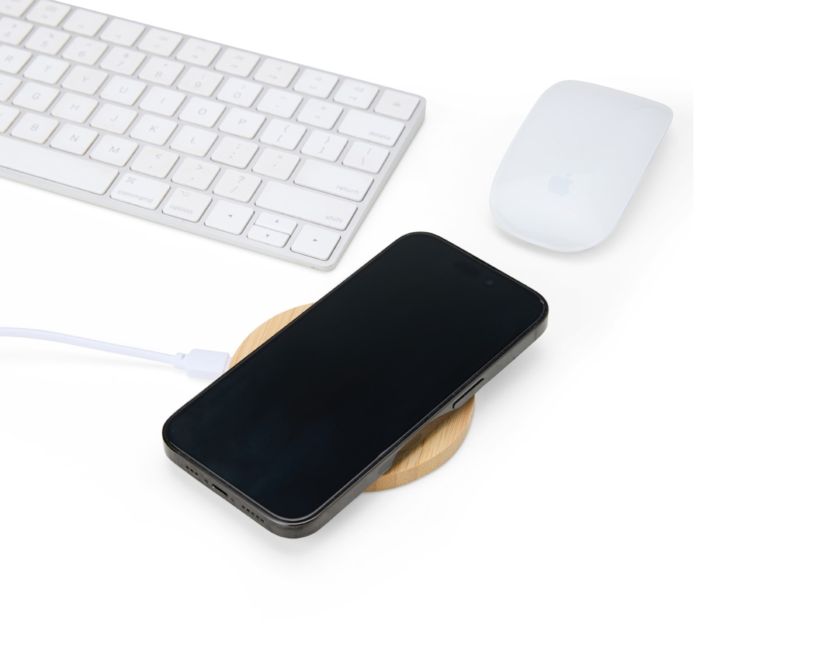 Carregador via indução formato disco com indicador de funcionamento em led, feito em Bambu. Compatível com smartphones com tecnologia por indução. Acompanha cabo USB. OBS.: O CARREGADOR APENAS TRANSFERE CARGA, ELE NÃO POSSUI BATERIA PARA ARMAZENAMENTO (NÃO É UM POWER BANK).