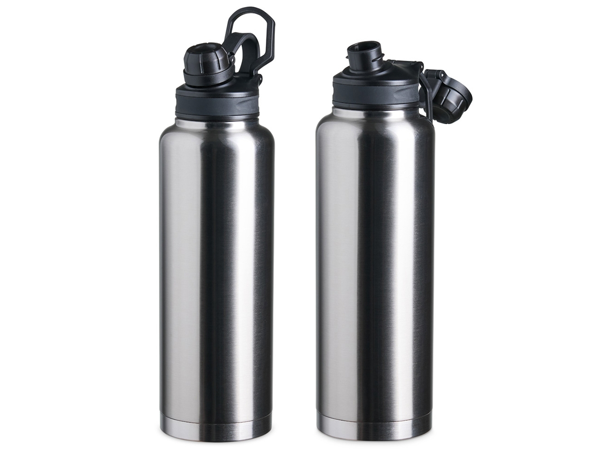 Garrafa Térmica em inox 304 de parede dupla com capacidade de 1,5 litros. Possui tampa com alça para transporte e tampa rosqueável de proteção para o bocal.