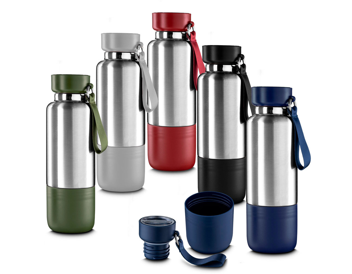 Garrafa térmica em aço inox com parede dupla isolada a vácuo, capacidade de 500ml e cordão tipo mosquetão. Tampa rosqueável, vedada por um anel de silicone. Possui copo adicional rosqueável na parte inferior da garrafa. Parte superior da tampa acompanha um cordão adicional de 68cm para substituição. Permitindo uso do compartimento para pequenos objetos.