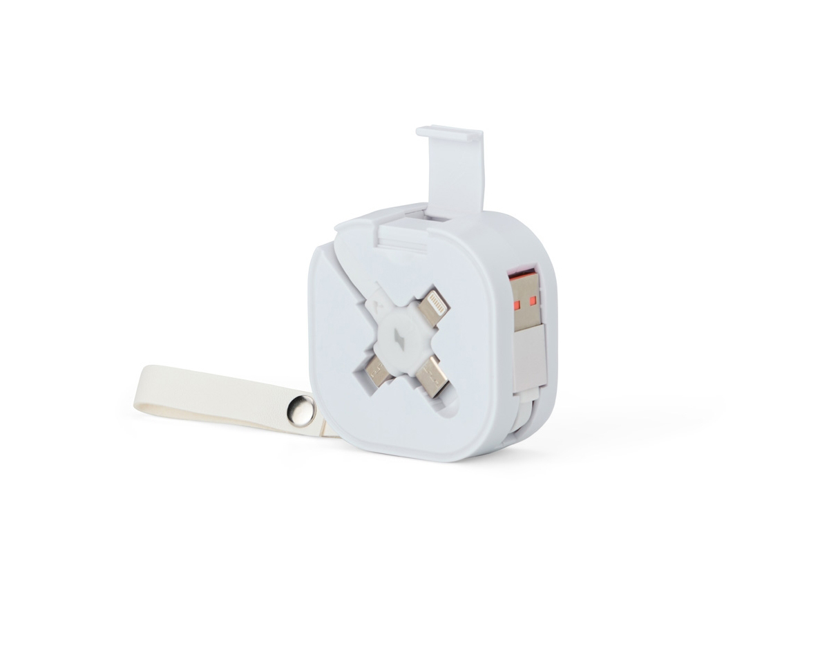 Cabo USB retrátil com suporte para celular. Contém entradas Lightning/iPhone, V8/Android, Tipo-C/Android e 4 diferentes ajustes do comprimentos dos cabos. Suporte de frente lisa e com alça para transporte em couro sintético.