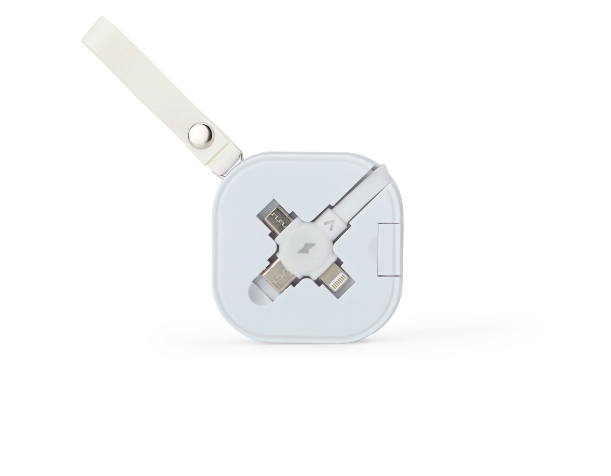 Cabo USB retrátil com suporte para celular. Contém entradas Lightning/iPhone, V8/Android, Tipo-C/Android e 4 diferentes ajustes do comprimentos dos cabos. Suporte de frente lisa e com alça para transporte em couro sintético.