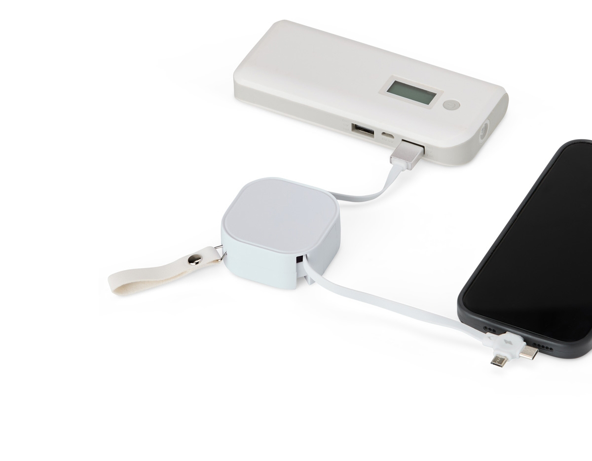 Cabo USB retrátil com suporte para celular. Contém entradas Lightning/iPhone, V8/Android, Tipo-C/Android e 4 diferentes ajustes do comprimentos dos cabos. Suporte de frente lisa e com alça para transporte em couro sintético.