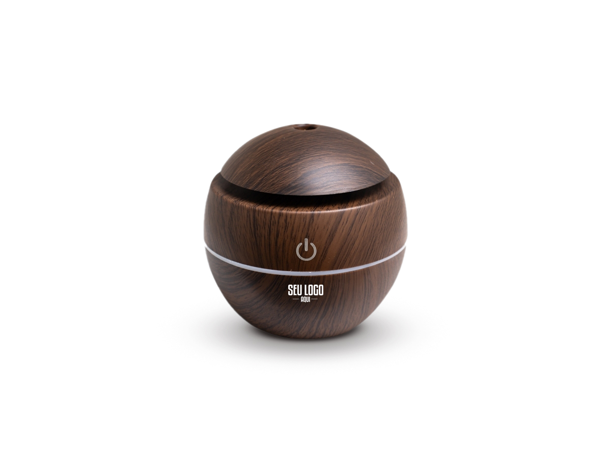 Mini umidificador ultrassônico com led que muda de cor. Acompanha filtro de algodão e um cabo USB. Capacidade para 130ml de água. Produzido em plástico e revestido por adesivo caracterizando madeira. Taxa de tensão DC5V e Taxa de consumo de 2W. O produto não retém energia, funciona somente com o cabo USB conectado a um meio de alimentação de energia. Obs.: para conservação do produto é recomendável utilizar água filtrada e não deve ser usado essências!
