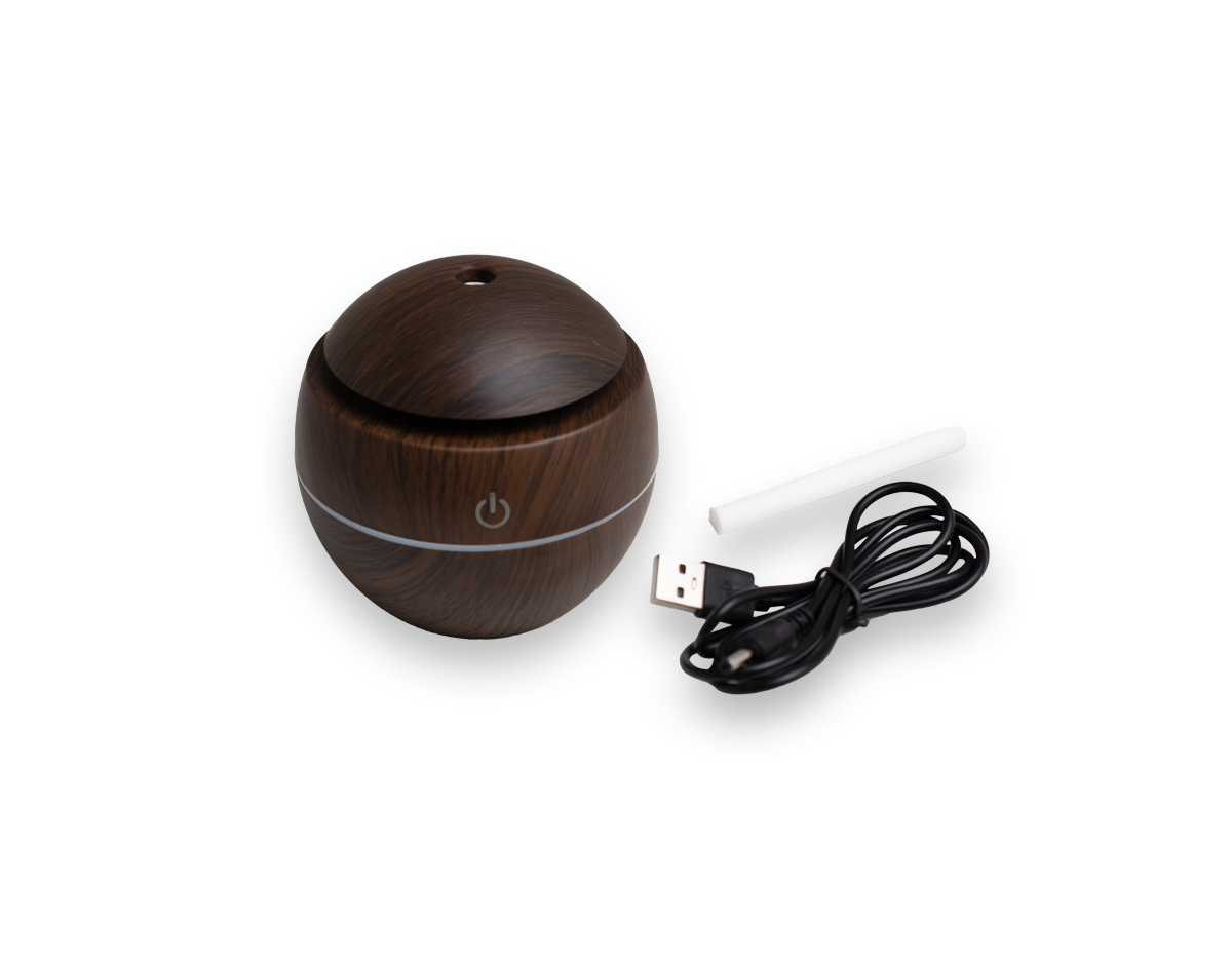 Mini umidificador ultrassônico com led que muda de cor. Acompanha filtro de algodão e um cabo USB. Capacidade para 130ml de água. Produzido em plástico e revestido por adesivo caracterizando madeira. Taxa de tensão DC5V e Taxa de consumo de 2W. O produto não retém energia, funciona somente com o cabo USB conectado a um meio de alimentação de energia. Obs.: para conservação do produto é recomendável utilizar água filtrada e não deve ser usado essências!