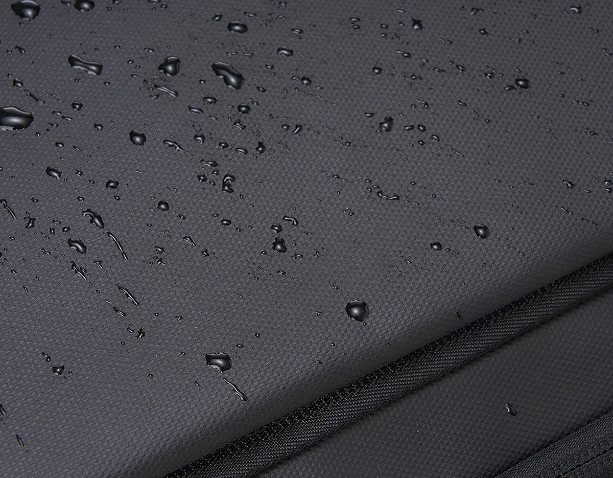 Mochila em couro sintético 17 litros resistente à água com cinco compartimentos, sendo o principal com bolso para notebook 156. Com divisórias internas para acessórios, a mochila possui suporte externo usb, alça para encaixe em malas de viagem e duas alças de mãos, sendo uma delas lateral para o transporte da mochila no modo pasta.