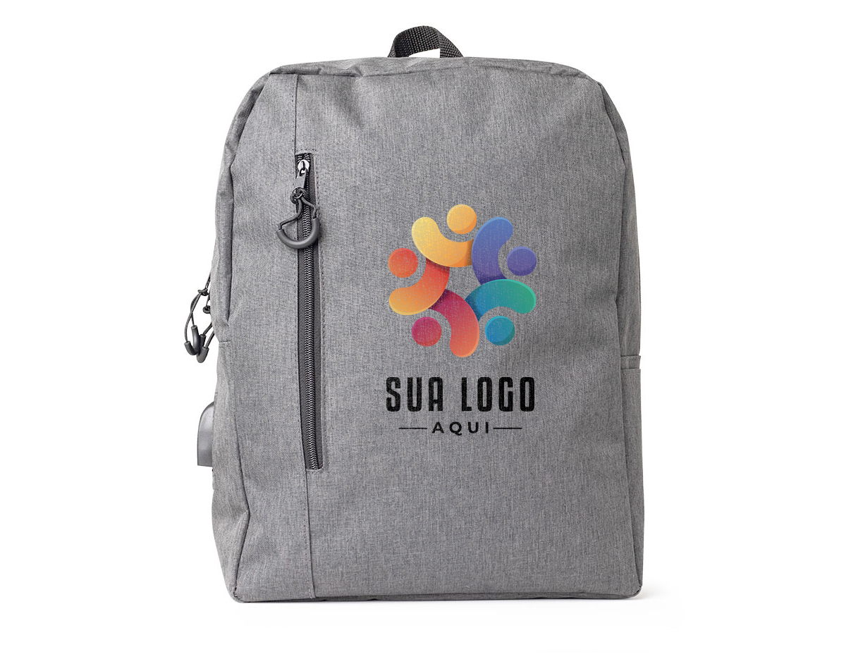 Mochila de nylon 23 litros com dois compartimentos, sendo o principal com bolso para notebook 15,6. A mochila possui bolso lateral, suporte externo para USB e adaptador P2.