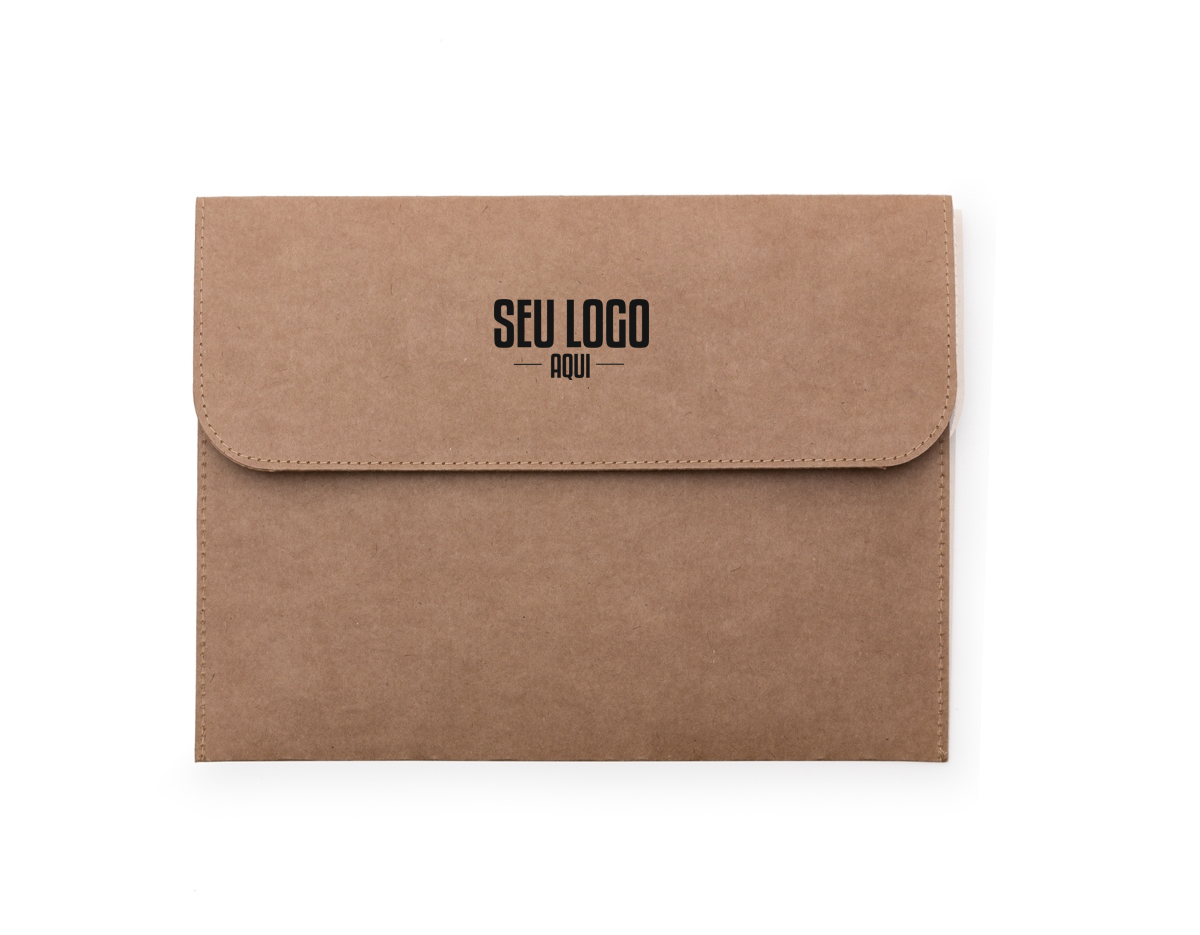 Pasta envelope ecológica, possui abertura superior fixada por um botão imãtizado. Detalhes costurados nas laterais, material em kraft.