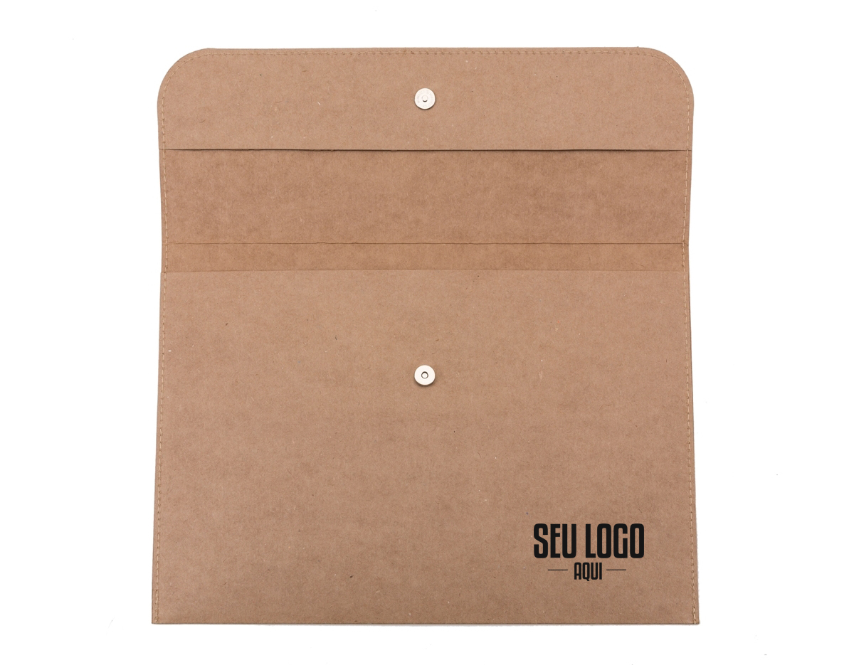 Pasta envelope ecológica, possui abertura superior fixada por um botão imãtizado. Detalhes costurados nas laterais, material em kraft.