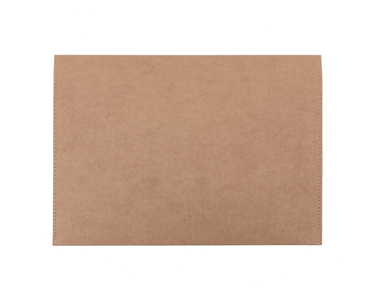 Pasta envelope ecológica, possui abertura superior fixada por um botão imãtizado. Detalhes costurados nas laterais, material em kraft.