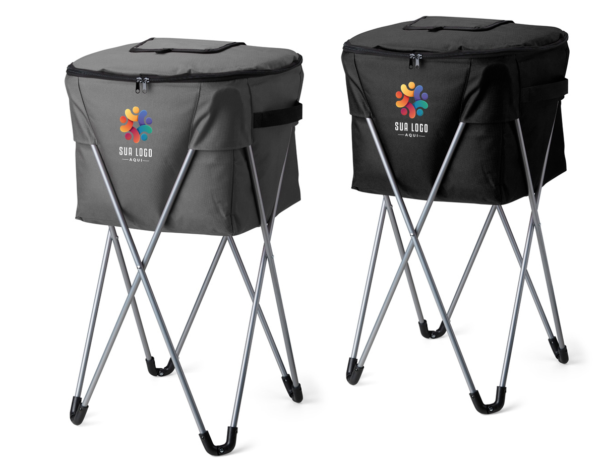 O cooler perfeito para eventos ao ar livre! Com uma impressionante capacidade de 62 litros, este cooler é produzido em poliéster com revestimento térmico em PEVA atóxico e soldado, garantindo que não haja vazamentos. Ideal para festas, ele cumpre perfeitamente o papel de manter as bebidas geladas, podendo até mesmo adicionar gelo em seu interior. Para preservar ainda mais a temperatura durante o uso, há uma pequena tampa de fácil acesso, evitando a necessidade de abrir o cooler completamente. Com um pedestal metálico de manuseio prático e sustentação firme, o cooler acompanha um estojo de poliéster para manter tudo organizado e pronto para o próximo evento.