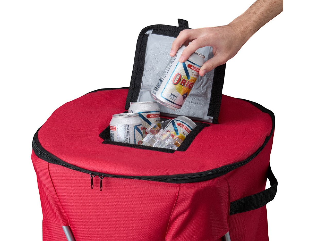 O cooler perfeito para eventos ao ar livre! Com uma impressionante capacidade de 62 litros, este cooler é produzido em poliéster com revestimento térmico em PEVA atóxico e soldado, garantindo que não haja vazamentos. Ideal para festas, ele cumpre perfeitamente o papel de manter as bebidas geladas, podendo até mesmo adicionar gelo em seu interior. Para preservar ainda mais a temperatura durante o uso, há uma pequena tampa de fácil acesso, evitando a necessidade de abrir o cooler completamente. Com um pedestal metálico de manuseio prático e sustentação firme, o cooler acompanha um estojo de poliéster para manter tudo organizado e pronto para o próximo evento.
