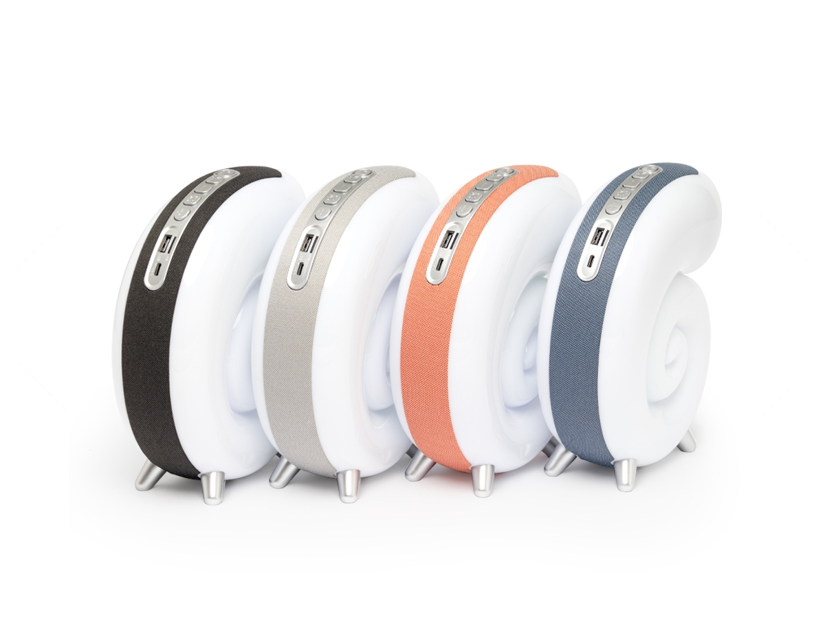 Caixa de som multimídia TWS formato concha com luminária RGB. Qualidade sonora e conectividade total: compatível com bluetooth, rádio FM, cartão TF (MicroSD) e pen drive. Iluminação relaxante e dinâmica, são 7 modos de iluminação RGB com uma vasta gama de movimentos e tonalidades. Sua tecnologia TWS permite sincronizar duas caixas de som em uma, criando uma experiência imersiva compotência excepcional. Fabricada em plástico ABS e PC, seu design exclusivo possui uma faixa de poliéster e pés antideslizantes para maior estabilidade em qualquer superfície. Acompanha cabo USB Tipo-C.