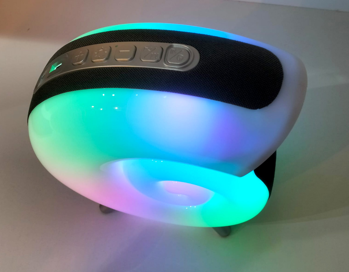 Caixa de som multimídia TWS formato concha com luminária RGB. Qualidade sonora e conectividade total: compatível com bluetooth, rádio FM, cartão TF (MicroSD) e pen drive. Iluminação relaxante e dinâmica, são 7 modos de iluminação RGB com uma vasta gama de movimentos e tonalidades. Sua tecnologia TWS permite sincronizar duas caixas de som em uma, criando uma experiência imersiva compotência excepcional. Fabricada em plástico ABS e PC, seu design exclusivo possui uma faixa de poliéster e pés antideslizantes para maior estabilidade em qualquer superfície. Acompanha cabo USB Tipo-C.