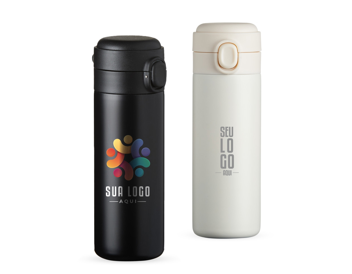 Garrafa térmica em inox com parede dupla, capacidade de 400ml. Tampa com botão central para abertura e borracha interna para vedação.