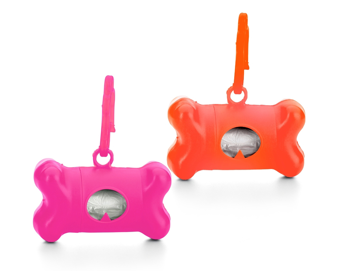 Kit saquinho coletor em formato de osso. Produzido em material plástico, o kit possui abertura lateral para encaixe do rolo e parte frontal vazada com dente plástico, permitindo puxar e destacar os saquinhos. Acompanha mosquetão e rolo de saquinhos.