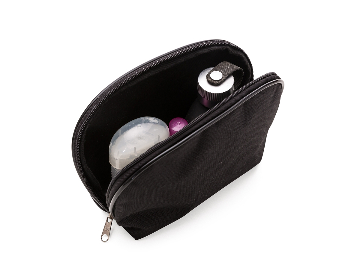 A nécessaire de nylon totalmente colorida apresenta zíper resistente e interior emborrachado, garantindo durabilidade e fácil limpeza. Ideal para organizar cosméticos e acessórios pessoais, oferece praticidade e estilo em qualquer viagem ou rotina diária.