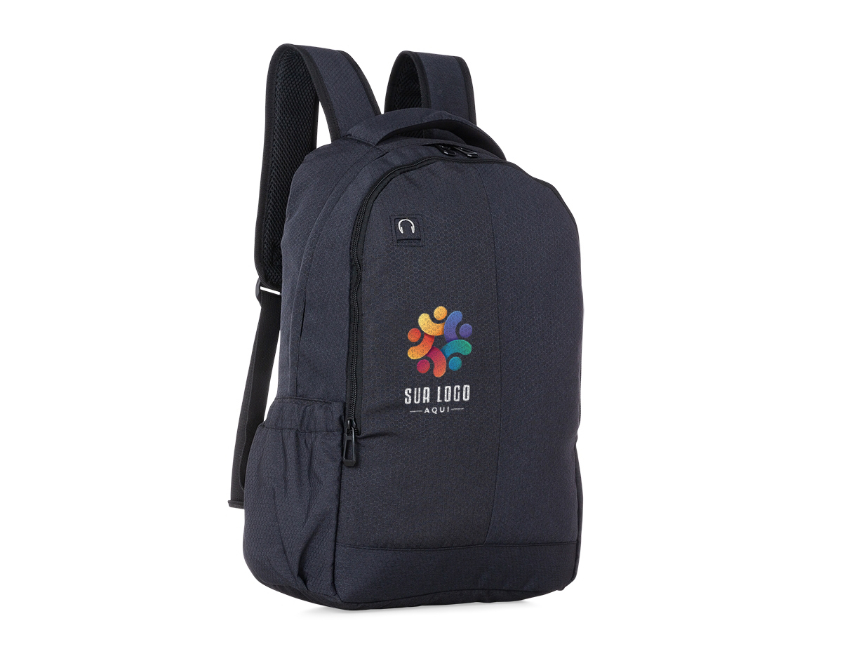 Mochila poliéster com compartimento para notebook. Possui um compartimento superior com bolso interno para notebook, segundo compartimento superior com divisórias internas para documentos e bolso de tela além de um saída interna para fones de ouvido e dois bolsos nas laterais. Alça de mão, alças ajustáveis para as costas revestidas com espuma e parte traseira também revestida com espuma para um maior conforto.