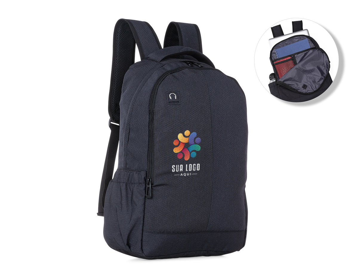 Mochila poliéster com compartimento para notebook. Possui um compartimento superior com bolso interno para notebook, segundo compartimento superior com divisórias internas para documentos e bolso de tela além de um saída interna para fones de ouvido e dois bolsos nas laterais. Alça de mão, alças ajustáveis para as costas revestidas com espuma e parte traseira também revestida com espuma para um maior conforto.