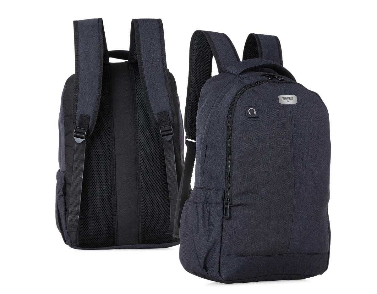 Mochila poliéster com compartimento para notebook. Possui um compartimento superior com bolso interno para notebook, segundo compartimento superior com divisórias internas para documentos e bolso de tela além de um saída interna para fones de ouvido e dois bolsos nas laterais. Alça de mão, alças ajustáveis para as costas revestidas com espuma e parte traseira também revestida com espuma para um maior conforto.