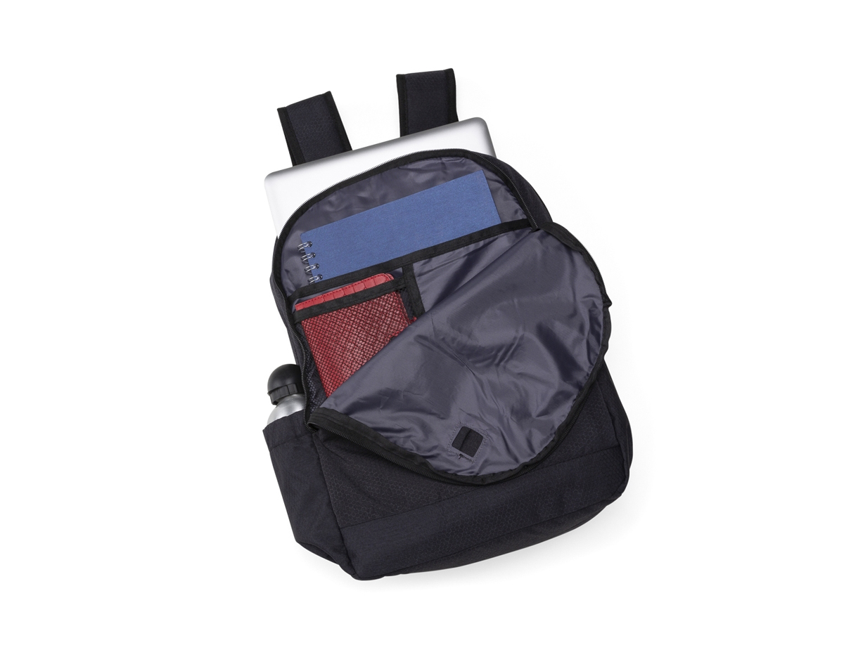 Mochila poliéster com compartimento para notebook. Possui um compartimento superior com bolso interno para notebook, segundo compartimento superior com divisórias internas para documentos e bolso de tela além de um saída interna para fones de ouvido e dois bolsos nas laterais. Alça de mão, alças ajustáveis para as costas revestidas com espuma e parte traseira também revestida com espuma para um maior conforto.