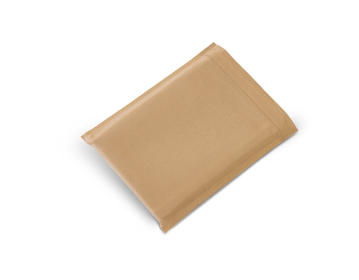 Pasta A4 em cortiça, com um bloco de 20 folhas lisas em cor marfim, suporte para esferográfica (não inclusa) e elástico. Fornecida em embalagem de non-woven. 239 x 307 x 17 mm | Bolsa: 285 x 350 mm
