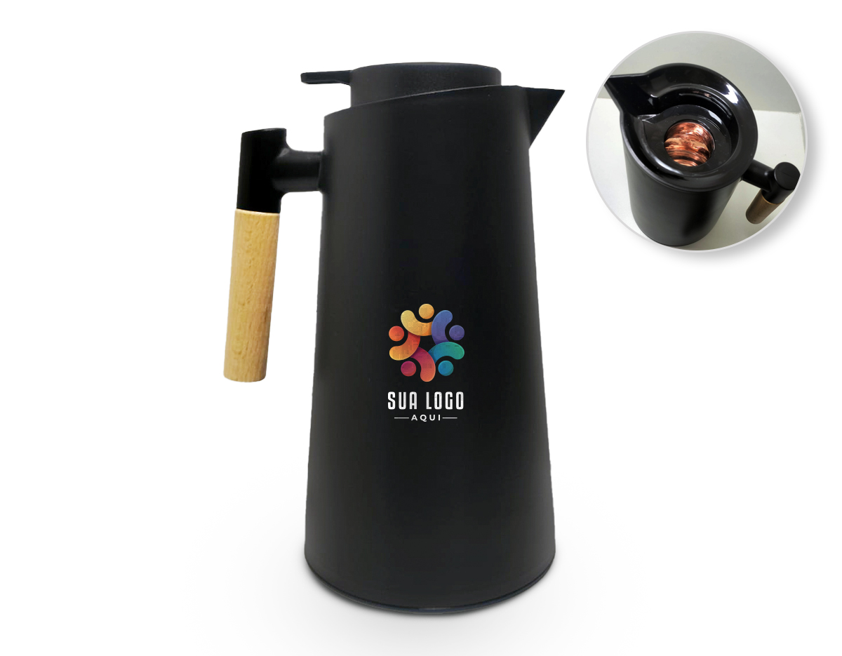 Design retrô e conservação térmica excepcional são as características da nossa Garrafa Térmica de 1 litro. Feita em plástico com ampola de vidro e alça de madeira, ela possui uma alavanca que permite a liberação gradual da bebida, reduzindo respingos. Prática, a garrafa possui uma rosca na parte inferior que facilita o acesso à ampola de vidro.