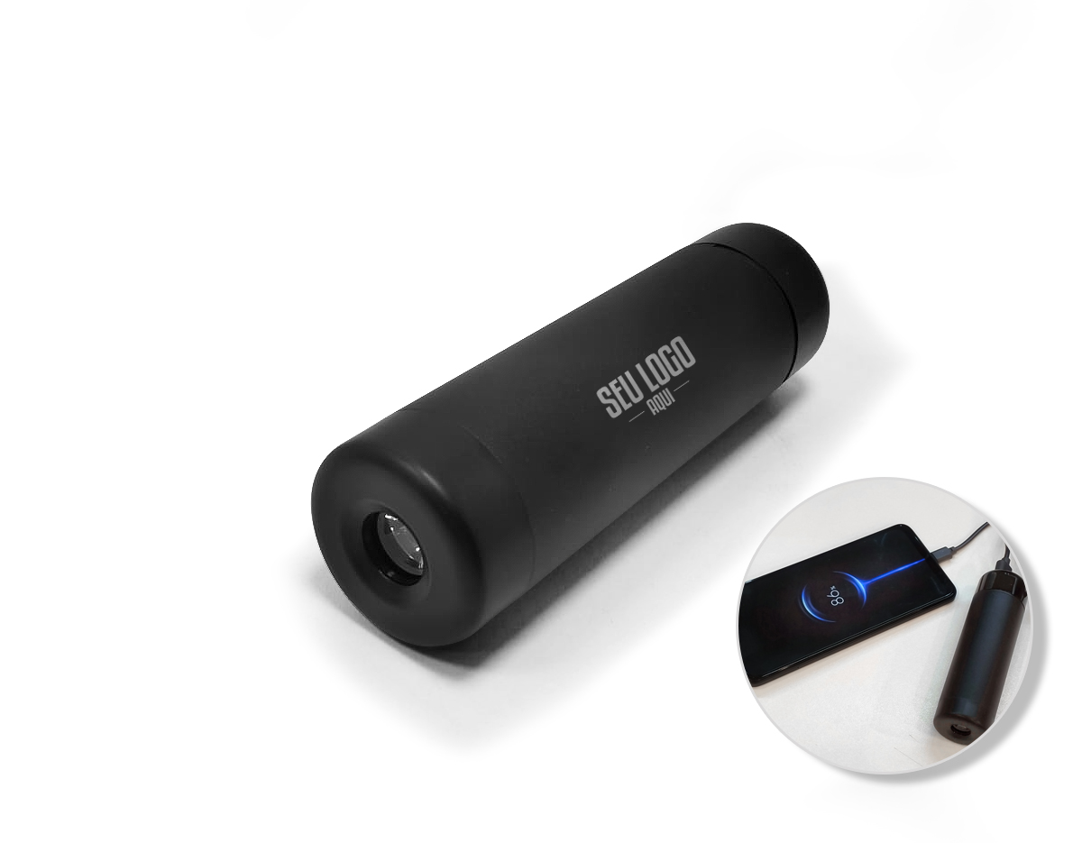 Power bank em metal com detalhes em plástico, compacto e com capacidade de 4.000 mAh. Possui uma entrada USB-C e uma saída USB, oferecendo versatilidade para recarregar dispositivos e a própria bateria. Conta com lanterna integrada de alto alcance para uso emergencial. Acompanha cabo USB-C, sendo uma solução prática para o dia a dia.









