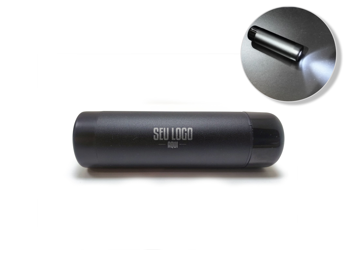Power bank em metal com detalhes em plástico, compacto e com capacidade de 4.000 mAh. Possui uma entrada USB-C e uma saída USB, oferecendo versatilidade para recarregar dispositivos e a própria bateria. Conta com lanterna integrada de alto alcance para uso emergencial. Acompanha cabo USB-C, sendo uma solução prática para o dia a dia.








