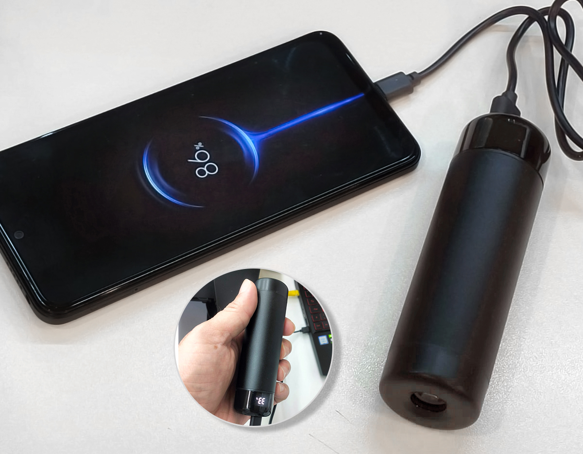 Power bank em metal com detalhes em plástico, compacto e com capacidade de 4.000 mAh. Possui uma entrada USB-C e uma saída USB, oferecendo versatilidade para recarregar dispositivos e a própria bateria. Conta com lanterna integrada de alto alcance para uso emergencial. Acompanha cabo USB-C, sendo uma solução prática para o dia a dia.








